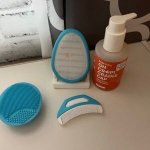 Frida Baby Blue and White Hair Care Set